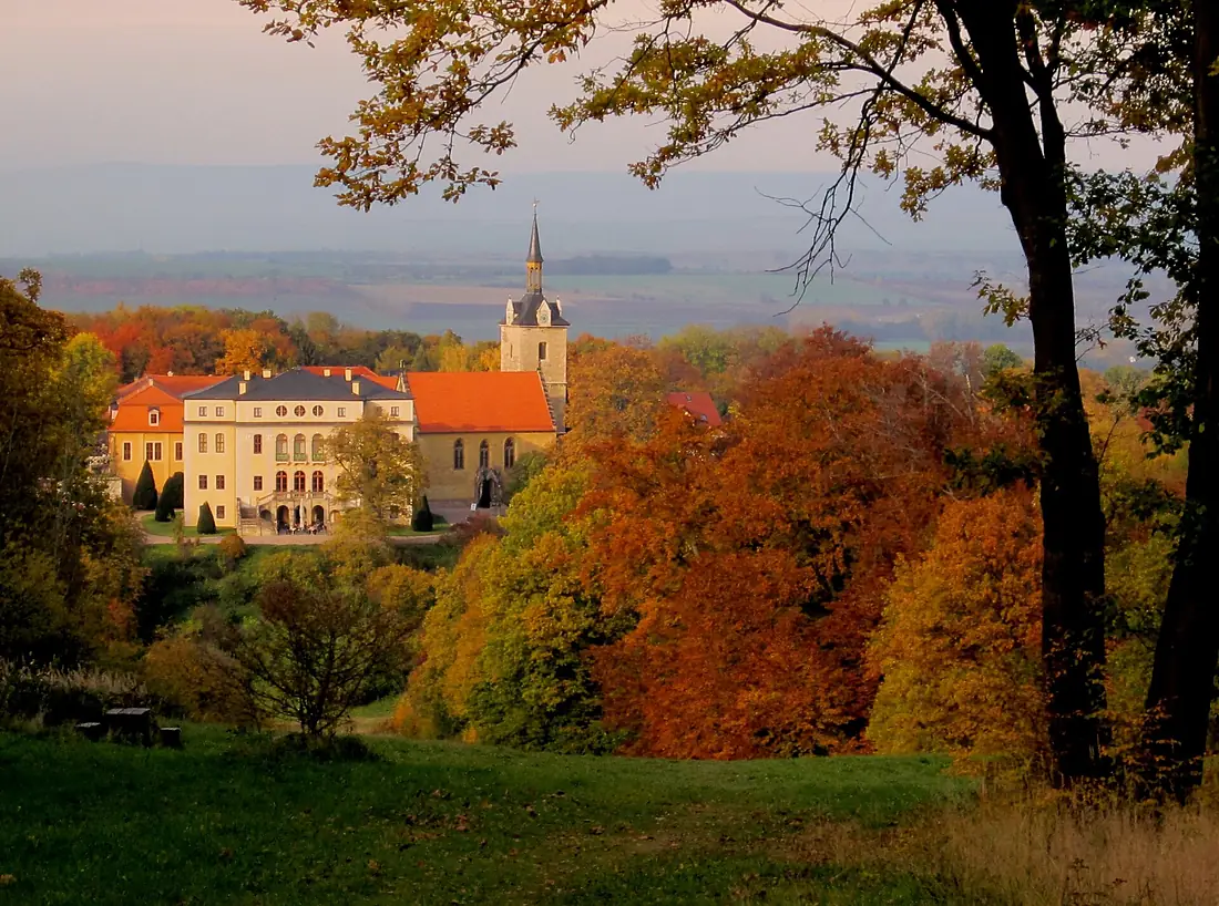 Neues Schloss Ettersburg und Schloßkirche, oberhalb des Landschaftsparks "Pücklerschlag", Weimarer Land