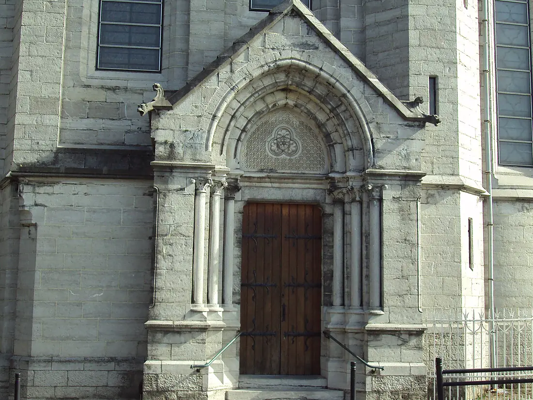 Bonsecours . Basilique Notre-Dame . face ouest . entrée latérale 1