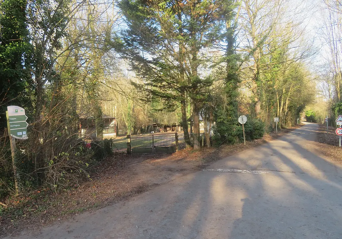 Route forestière de la chaussée Pontpoint vue de l'avenue du Maréchal Foch