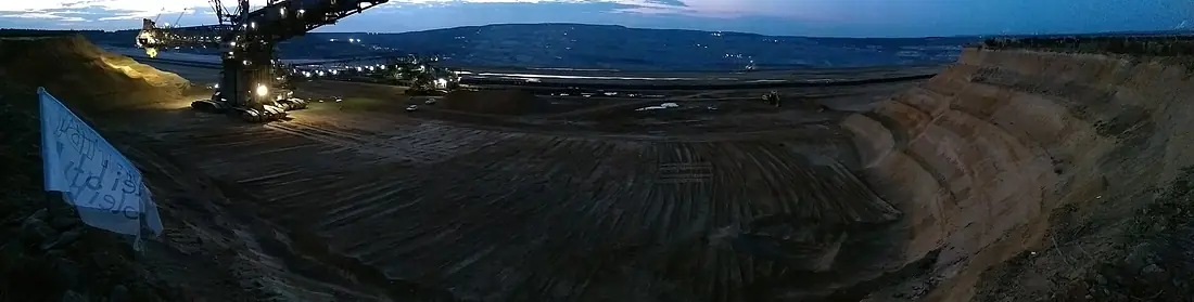Abbruchkante mit Schaufelradbagger am Hambacher Forst (Panorama1)