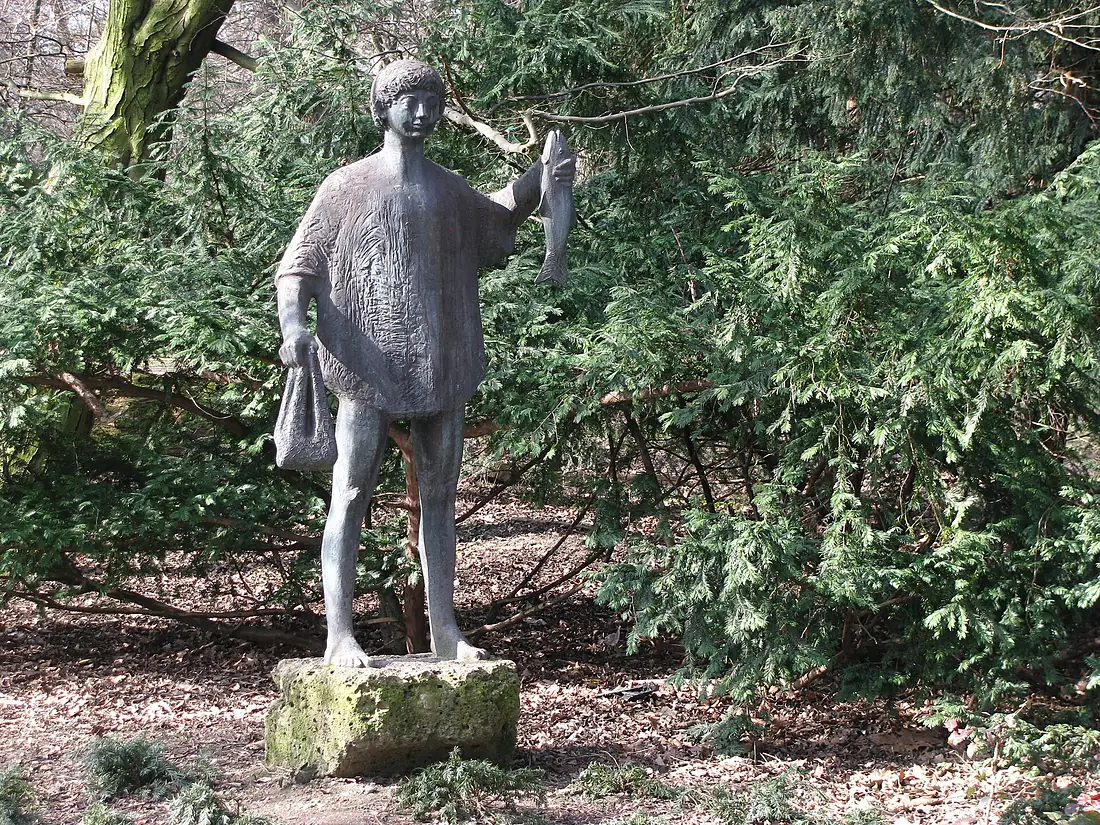 Hirschgarten - Fischerstatue (2)