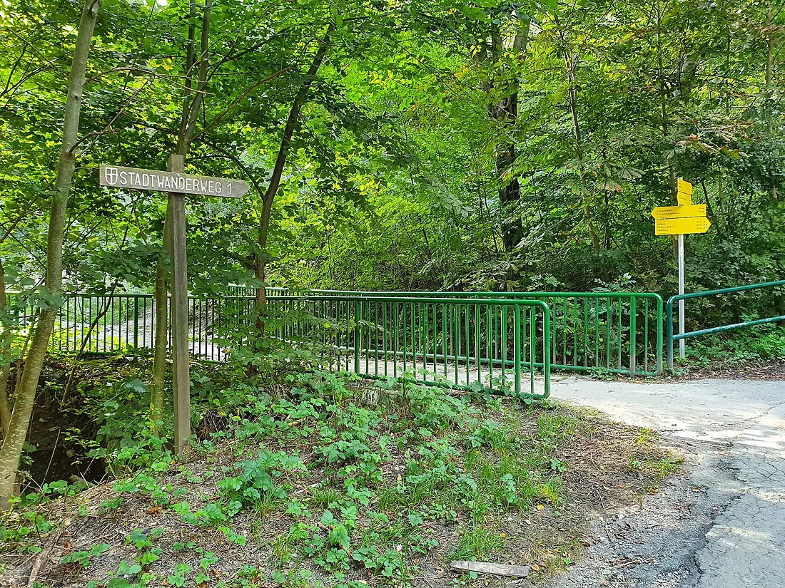 2019-09-19 (123) Wiener Stadtwanderweg 1 - Bridge and Fingerposts at Wildgrubgasse, Vienna, Austria