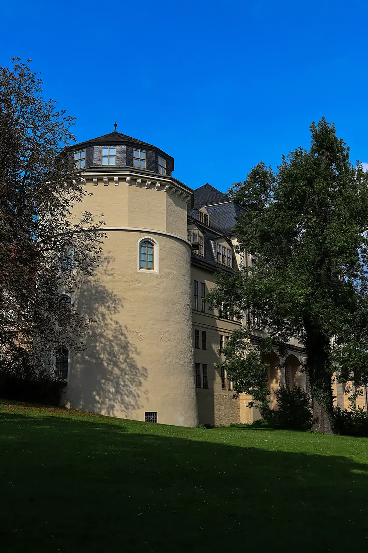 Das historische Reithaus im Park an der Ilm