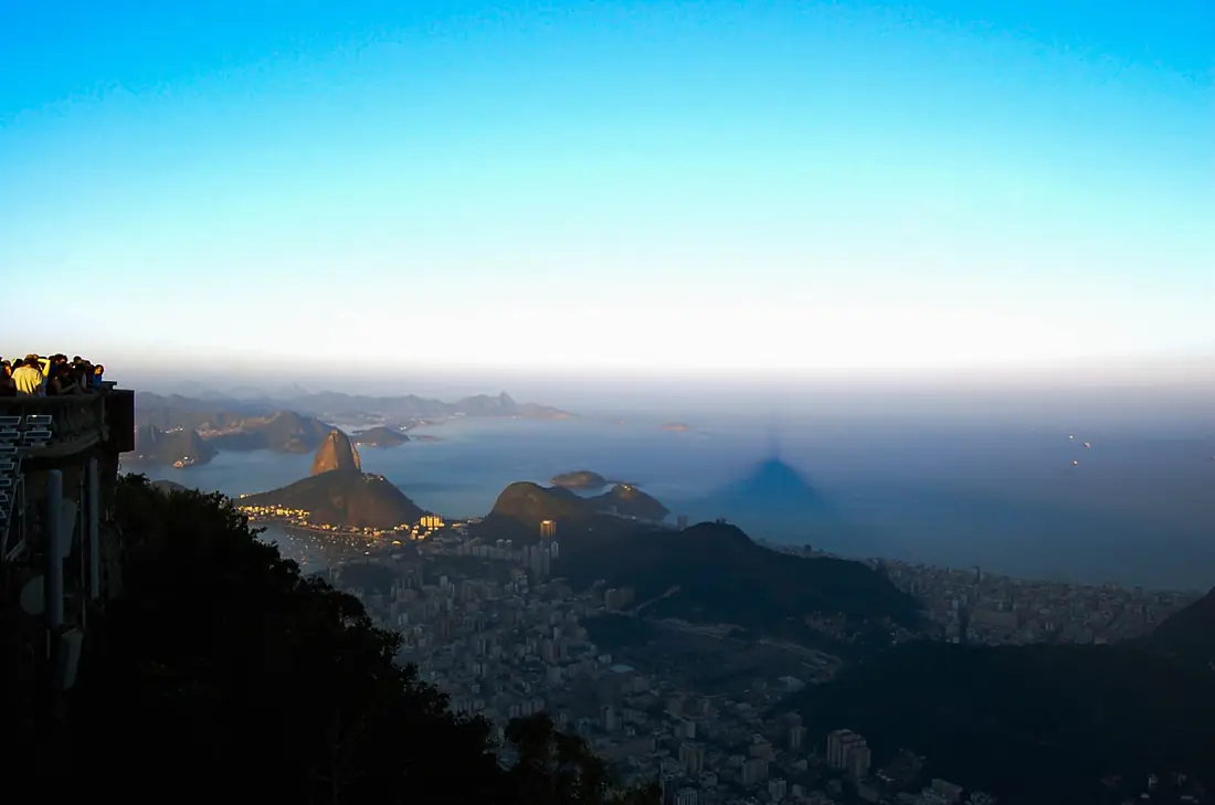 A sombra do Corcovado sob o Rio de Janeiro