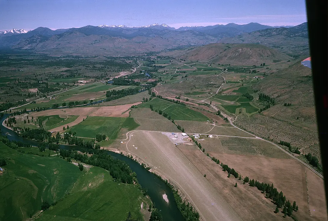 555 Methow Valley, WA intercity airport from air (36209066065)